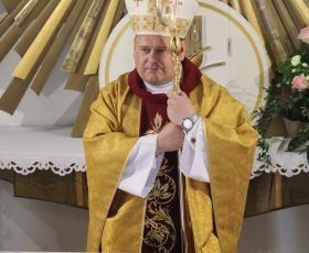 Uroczystość poświęcenia nowego ołtarza i Bierzmowania w Chwalęcicach